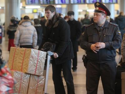 Ein russischer Polizist auf dem Moskauer Flughafen Domodedowo. Polizei am Flughafen Domodedowo