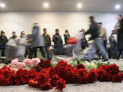 Gedenken an die Opfer: Zahlreiche Menschen haben auf dem Flughafen Domodedowo Blumen abgelegt. Nach dem Terroranschlag in Moskau