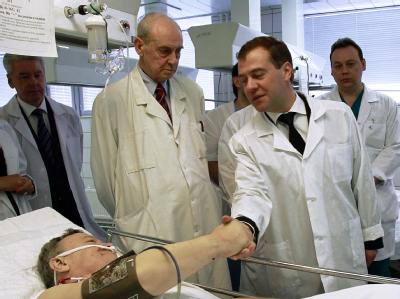 Der russische Präsident Medwedew besucht ein Opfer des Terroranschlags in einem Moskauer Krankenhaus. Nach dem Terroranschlag in Moskau