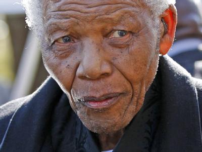 Sorge um Südafrikas Nationalhelden: Der 92 Jahre alte Mandela ist ins Krankenhaus gebracht worden. Nelson Mandela