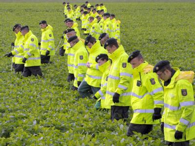 Polizisten suchen in der Nähe der Autobahn 40 bei Grefrath nach dem vermissten Mirco. Suche