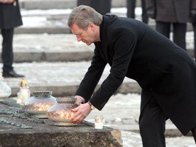 Bundespräsident Christian Wulff legt an der Gedenkstätte Auschwitz-Birkenau im ehemaligen Konzentrationslager Auschwitz II in Polen Kerzen nieder. Bundespräsident Wulff in Auschwitz
