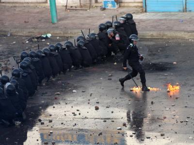 Schwere Zusammenstößen zwischen der Polizei und Demonstranten in Suez am 27. Januar. Proteste in Suez