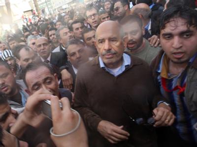 Der ägyptische Friedensnobelpreisträger Mohammed El Baradei (Mitte) inmitten einer Menge von Demonstranten. El Baradei
