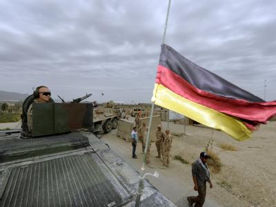 Bundeswehrsoldaten sichern bei Masar-i-Scharif einen Konvoi. In Afghanistan