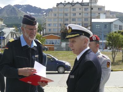 Untersuchungskommission zu Vorfällen auf der «Gorch Fock»: Marineamtschef Horst-Dieter Kolletschke (r) leitet die Kommission in Argentinien. Untersuchungskommission