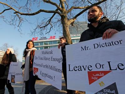 In Deutschland lebende Ägypter protestieren in Berlin gegen die politische Lage in Ägypten. Ägypter protestieren in Berlin