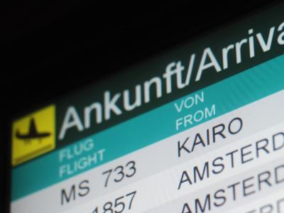 Der Egypt Air Flug MS 733 aus Kairo steht auf einem Info-Display im Ankunftsbereich im Flughafen in Düsseldorf. Flug aus Kairo