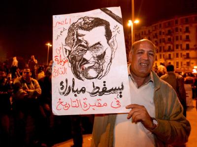 Ein Demonstrant hält eine Karikatur des ägyptischen Präsidenten Hosni Mubarak in den Händen. Cairo protests