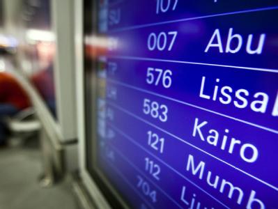 Eine Anzeigetafel kündigt auf dem Flughafen in Frankfurt am Main einen Lufthansa-Flug aus Kairo an. Anzeigetafel