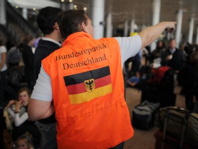 Ein Mitarbeiter der deutschen Botschaft bringt auf dem Flugplatz in Kairo eine Gruppe von rund 150 Deutschen zum Transitbereich. Botschaftsmitarbeiter