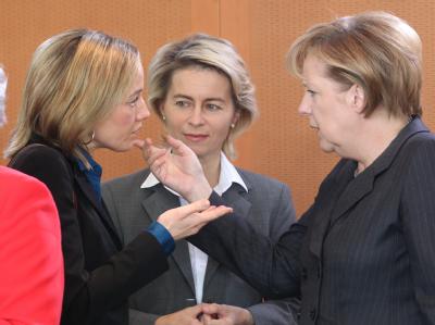 Bundeskanzlerin Merkel zusammen mit Bundesfamilienministerin Schröder (L) und Bundesarbeitsministerin von der Leyen (alle CDU). Diskussion