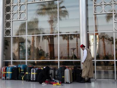 Ein Mitarbeiter eines Hotels in Kairo ordnet die Koffer von Touristen. Urlauber in Ägypten