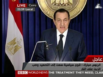 Der ägyptische Präsident Husni Mubarak wendet sich im Staatsfernsehen an das ägyptische Volk (Screenshot der BBC, die das Signal wie andere Sender weltweit ausstrahlte). Mubarak verzichtet