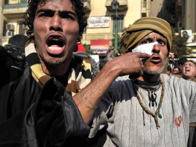 In Kairo kämpfen Mubarak-Anhänger und Gegner auf dem Tahrir-Platz. Verletzte