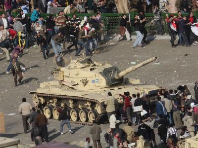 Anhänger und Gegner des ägyptischen Präsidenten Husni Mubarak bekämpfen sich auf dem Tahrir-Platz in Kairo mit Stöcken und Steinen. Proteste in Kairo