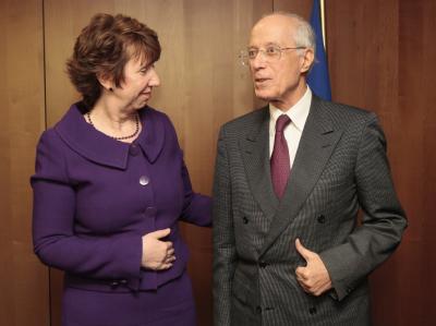 Die EU-Außenbeauftragte Catherine Ashton begrüßt den neuen tunesischen Außenminister Ahmed Ouneies in Brüssel. Catherine Ashton und Ahmed Ouneies