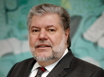 Kurt Beck (SPD) regiert in Mainz mit absoluter Mehrheit. (Archivbild) Kurt Beck
