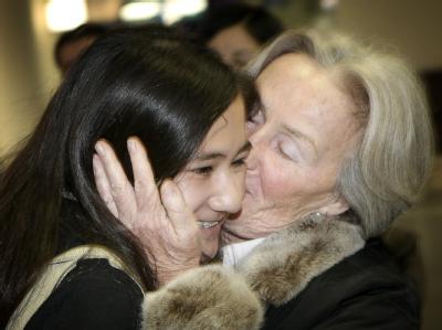 Großmutter Bianca Grage umarmt im Flughafen in Frankfurt am Main ihre Enkelin Janina. Die Tochter eines Hotelmanagers kam mit einem Flug aus Ägypten hier an. Ankunft Reisender aus Ägypten