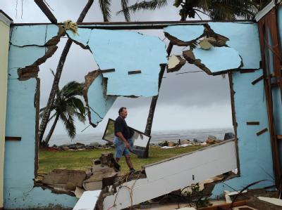 «Yasi» war als tropischer Zyklon der höchsten Kategorie 5 bei Cairns auf Nordaustralien getroffen und hatte dort eine Schneise der Verwüstung hinterlassen. Monstersturm «Yasi» lässt Australien keine Ruhe