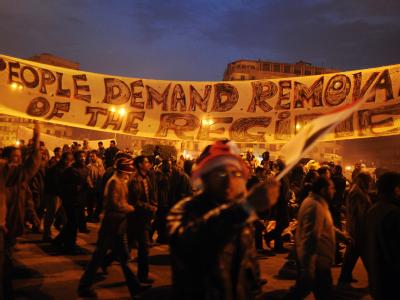 Demonstranten protestieren auf dem Tahrir-Platz in Kairo. Tausende Demonstranten übernachteten auf dem Platz. Es kam zu keinen größeren Auseinandersetzungen. Proteste in Kairo
