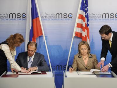 US-Außenministerin Clinton (2.v.r.) und der russische Außenminister Lawrow (2.v.l.) unterschreiben bei der 47. Sicherheitskonferenz in München Verträge zum neuen Start-Abkommen. Lawrow und Clinton unterschreiben Start-Abkommen