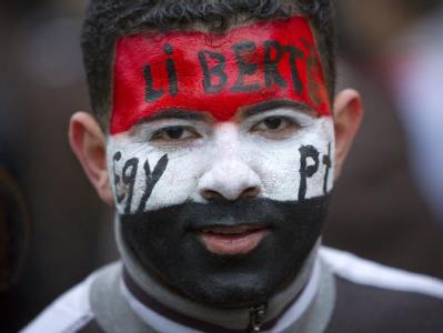 Ein Gegner von Präsident Mubarak während einer Demonstration in Paris. Ägyptens Farben
