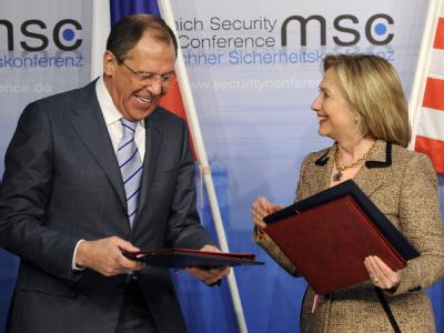 US-Außenministerin Clinton und der russische Außenminister Lawrow tauschen die Verträge zum neuen Start-Abkommen aus. Clinton und Lawrow