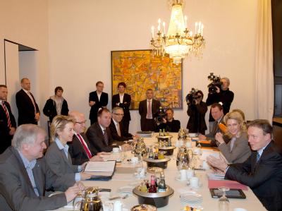 Ursula von der Leyen (CDU) und Horst Seehofer (l, CSU) sitzen Thomas Oppermann (r, SPD) und Manuela Schwesig (2.v.r., SPD) bei der Verhandlungsrunde von Regierung und Opposition zur Hartz-IV-Reform gegenüber. Treffen zu Hartz IV