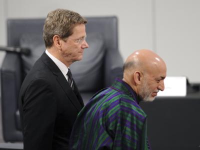 Bundesaußenminister Guido Westerwelle (l) und der afghanische Präsident Hamid Karsai auf der Sicherheitskonferenz in München. Guido Westerwelle und Hamid Karsai