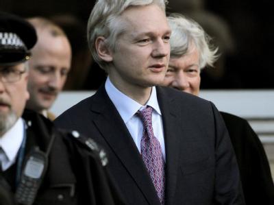 Julian Assange beim Verlassen des Londoner Gerichts, das über seine Auslieferung nach Schweden entscheiden wird. Julian Assange