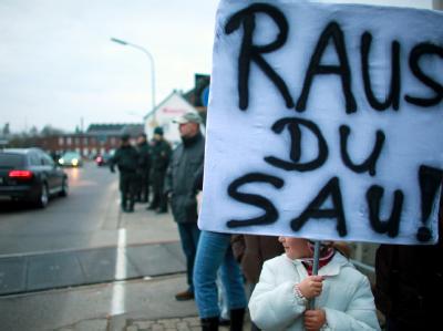 Bürger demonstrierten bei Heinsberg gegen den Aufenthalt von Ex-Häftling Karl D. in ihrem Dorf (Archivfoto vom 07.03.2009). Heinsberg