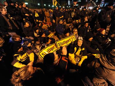 Demonstranten blockieren eine Zufahrt eine Baustelle. Demonstranten