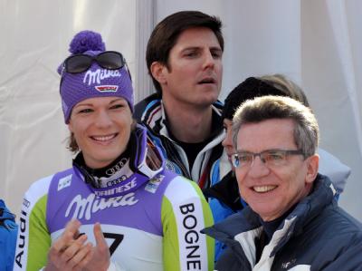 Maria Riesch und der auch für Sport zuständige Bundesinnenminister Thomas de Maizière (r, CDU) in Garmisch-Partenkirchen Riesch und de Maizière