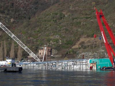 Kräne halten den Rumpf des bei St. Goarshausen auf dem Rhein gekenterten Säuretankers Waldhof. Gekenterter Tanker im Rhein