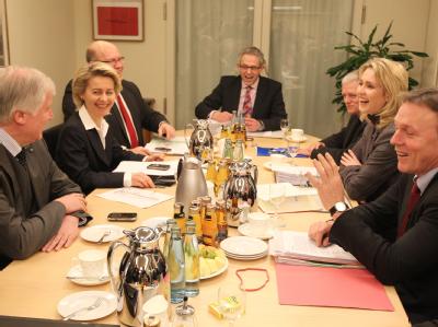 Demonstrative gute Laune zu Beginn der letztlich gescheiterten Verhandlungsrunde zu Hartz IV. Verhandlungsrunde