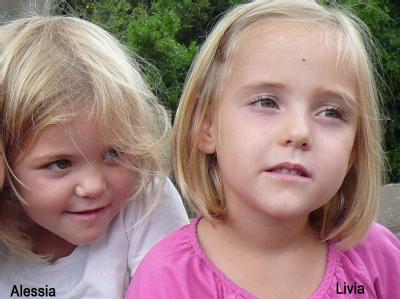 Ein Polizei-Handout der Zwillinge Alessia und Livia. (Foto: epa / POLICE CANTONALE VAUDOISE) Zwillinge