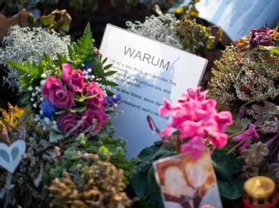 Fast fünf Monate dauerte der Prozess gegen den Vater des Amokläufers. 29 Verhandlungstage mit genauen Beschreibungen der Bluttat haben die Eltern und Geschwister der Opfer durchgemacht. Grab eines Opfers