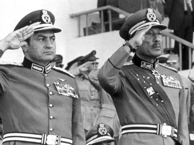 Der damalige ägyptische Vize-Präsident Husni Mubarak und der Präsident Anwar al-Sadat bei einer Militärparade in Kairo (Archivfoto vom 06.10.1981). Husni Mubarak und Anwar al-Sadat