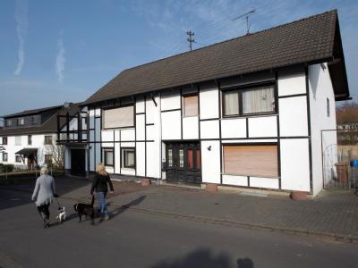 Das Haus in Fluterschen (Kreis Altenkirchen), in dem ein Familienvater seine Tochter und seine Stieftochter jahrelang sexuell missbraucht und zur Prostitution gezwungen haben soll. Tatort in Fluterschen