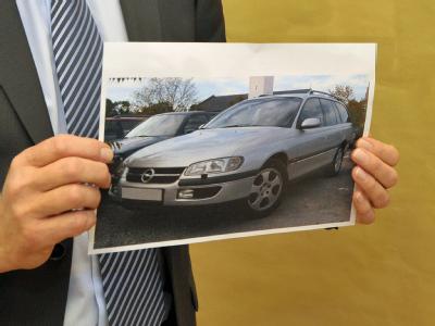 Der Leiter der Sonderkommission (SOKO) Dennis mit dem Foto eines Opel Omega Caravan. Eine solchen Wagen hatte der Zeuge beschrieben. Pressekonferenz