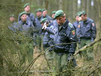 Beamte der niedersächsischen Polizei durchsuchen 2001 ein Waldstück bei Wulsbüttel. Suche