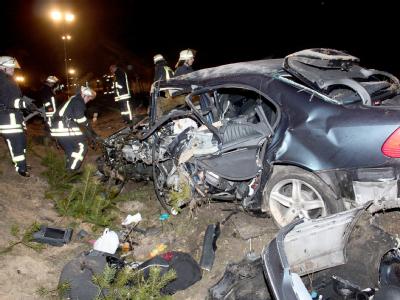 Ein bei dem Unfall zerstörtes Auto steht auf der Bundesstraße 189 bei Gardelegen im Altmarkkreis Salzwedel. Drei Tote bei Unfall im Altmarkkreis Salzwedel