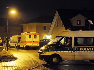 Ein Polizeifahrzeug sperrt die Straße, in der die Vierjährige entführt wurde. Kindesentführung in Klein Machnow