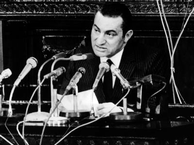 Für eine «historische» Aussöhnung zwischen Israel und der arabischen Welt spricht sich der neue ägyptische Präsident Husni Mubarak am 08.11.1981 in seiner ersten Rede vor dem ägyptischen Parlament in Kairo aus. (Archivfoto) Mubarak 1981