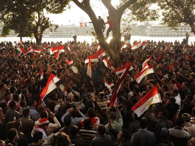 Demonstranten schwenken auf dem Tahrir-Platz in Kairo ägyptische Nationalflaggen. Nationalflaggen