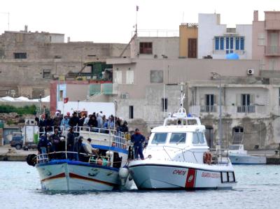 Tunesische Flüchtlinge kommen in Lampedusa an. Flüchtlingsboot in Lampedusa