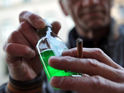 Alkohol tötet weltweit jährlich 2,5 Millionen Menschen. Die meisten davon sterben durch alkoholbedingte Unfälle, viele aber auch an Krebs, Herzkreislauf-Erkrankungen oder Leberzirrhose. Alkoholmissbrauch