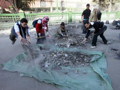 Ägypter sammeln Steine auf dem Tahrir-Platz ein. Abrüstung