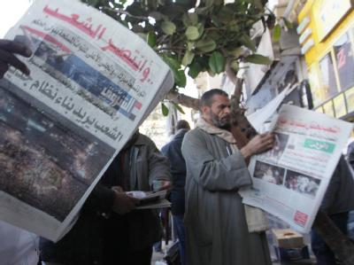 Ägypter informieren sich nach dem Rückzug von Präsident Mubarak. Nachbereitung